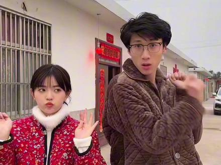 过年玩摔炮就得这样@王摇摆 #摔炮舞 #过年就要这样跳卡点舞