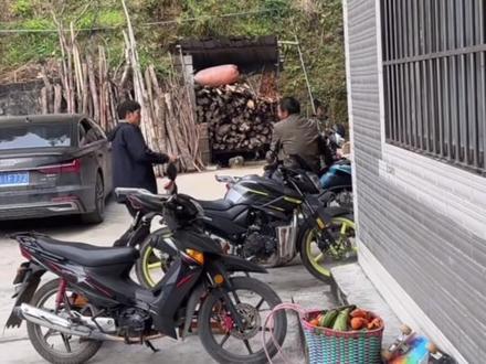 荒野建哥两兄弟刚回到家,家里马上安排S三百多斤的大黑年猪,表妹表弟亲戚家里热闹非凡#荒野求生