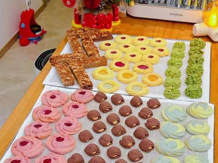 想送她一点甜🍪别再买曲奇了!一个面团做6款爆款 不用反复揉面、不用记N个配方
一次做好,冷冻随吃随烤
酥到掉渣,颜值直接封神✨
✅伯爵杏仁维也纳
✅巧克力腰果曲奇
✅草莓酸奶曲奇
✅抹茶珍妮曲奇
✅海盐椰香曲奇
✅原味琉璃曲奇
新手也能一次成功
追剧、下午茶、送礼都超合适,送给最耀眼的她!
#烘焙日常vlog #创作者中心 #创作灵感 #高比克f110s发酵箱 #高比克80s