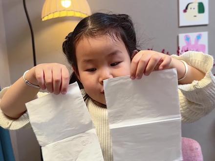 纸巾和奶茶盖做绣球花灯
#废旧利用手工 #旧物改造 #花灯手工 #元宵节灯笼 #新年手工