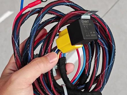 26款AE4 DC延长线方案分享 早晚得换 不如直接一步到位
新的AE4原厂DC的位置变动,让我们想在车头做文章的只能二选一:要么尾部更换大DC,车头飞线去车尾取电。要么车头装大DC,飞线去车尾取电。主播选择了第二个方案,因为车头这里只要麻烦了一次,后续更换其他东西都可以继续跟旧款一样在车头快接取电。
然后这根延长线的话也是非常舒服,线材可以支持90安的DC,相当于1000W...当然也是留点剩比较安全。正负极直接搭在控制器上面给DC供电,然后通过原厂日行灯的通断,去实现一个加装DC的开关,保险丝和继电器坏了都可以自行维修,然后车尾也有一个2进8出的快接器,后面更换控制器接水冷或者风扇都可以直接用,也是根据日行灯信号通断的,一并解决了蓝牙一连上风扇就直接启动的老毛病。
#极核26款ae4 #ae4max2 #极核电动 #26款ae4 #DC