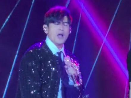 周杰伦杭州演唱会被指划水一小时,正唱歌时昆凌离场两人不忘挥手 周杰伦杭州演唱会被指划水一小时,刘畊宏聊天且新歌词也没背熟,粉丝点歌等都占用太长时间,正唱歌时昆凌离场不忘挥手 #周杰伦 #周杰伦杭州演唱会 #昆凌 #演唱会现场 #娱乐评论大赏