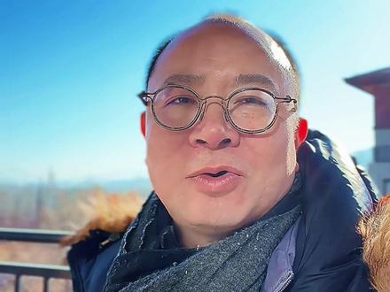 港股开门涨,全年又看涨 港股开门涨,今年仍看涨。1月2日港股迎来新年“开门红”,恒生指数大涨700点,科创、传统产业全面上扬。结合权威机构研判,港股2026年延续上涨态势具备坚实支撑,牛市行情有望持续。
一、估值洼地待填平。中国资产重估自2024年9月启动,从港股、中概股延伸至A股。当前多数港股公司估值不仅低于A股同行,更显著低于全球主要市场可比企业,重估进程远未结束。2025年恒生指数累计上涨27.8%,机构普遍认为,2026年港股将从估值修复转向盈利驱动,银河证券等机构指出,内外需企稳叠加政策托底,AI、新能源等硬科技赛道盈利修复提速,成为行情核心引擎。
二、金融中心地位稳固。2025年香港国际金融中心地位持续强化,IPO数量与融资额、亚洲资产管理总额等核心指标稳居全球首位,远超新加坡、东京等竞争对手。市场流动性显著改善,2025年前11个月港股日均成交额达2558亿港元,同比增幅95%;南向资金年内净买入1.4万亿港元,成为重要增量资金。内地企业赴港上市热潮延续,港股通标的扩容持续吸引全球资金配置。
三、经济联动+降息添动力。香港经济与内地金融联系愈发紧密,金融业全面复苏带动居民财富效应显现,财政开支、土地开发及房地产市场回暖,为本地股提供基本面支撑。同时,香港实施联系汇率制,2026年将延续跟随美联储的降息节奏,资金成本下行助力资产重估与外资流入。东吴证券等机构强调,国内逆周期调节政策深化,企业盈利改善空间广阔,将进一步吸引海外资金增配港股资产。
需警惕全球经济波动、地缘冲突等风险。总体而言,在估值、资金、政策与经济基本面的共振下,港股2026年上涨动力充足。本分析基于公开信息,不构成投资建议。市场有风险,投资需谨慎。