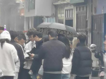 蓝战非来连州了,在好好水角吃了水角。
离我店100米左右。
太多人照像了,我没好意思上前。