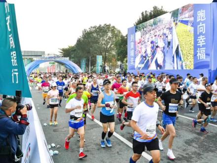 重磅。2023广州黄埔马拉松将于12月24日举行,地点为中新广州知识城,约2万人参赛,设马拉松,半程马拉松,欢乐跑等项目。#广州#黄埔#马拉松#黄埔马拉松#半马