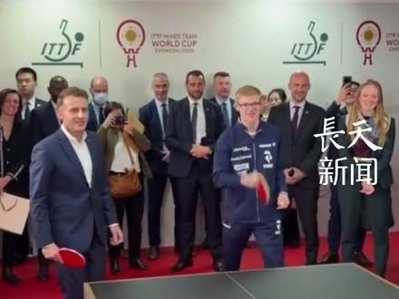 马克龙搭档勒布伦与王楚钦和林诗栋对练乒乓球,气氛轻松热烈!国乒队员“喂球”控制节奏,总统反手扣球得分引全场欢呼!#马克龙 #王楚钦 #林诗栋
