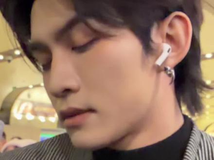 别挤看给我兄弟挤的#云旗 #高嘉辉 #完美侧颜