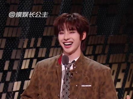 这么毒的嘴,居然有四张,明天大家还混圈吗?#颜安 #向佐 #谢依霖 #武艺