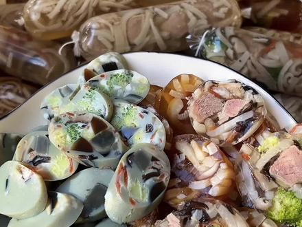 别说这个塑料肠衣挺实用,还能延长保质期。行了猪皮冻做了,皮蛋肠灌了,酱油肉分装好了,馒头也蒸了,明天我要过年了#美食教程 #万物皆可水晶冻 #松花蛋肠 #真实生活分享计划 #种草激励计划