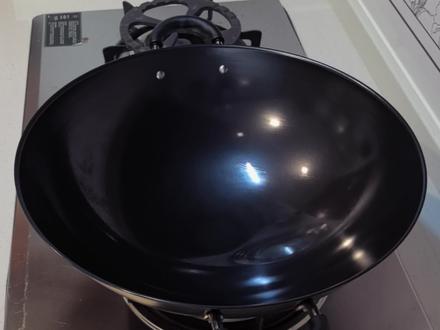 如何养出油光锃亮的不粘大铁锅
有姐妹让我分享一下怎么养锅~
步骤:
1)洗锅时不能用洗洁精,清水用钢丝刷把锅完全刷干净所有油垢。
2)用厨房纸把水都擦干,擦到纸巾上没有污渍为止。
3)大火把锅烘干,然后关火让锅冷却。
4)在锅内均匀涂上一层食用油。
#铁锅保养 #铁锅 #锅具 #好用铁锅 #养锅