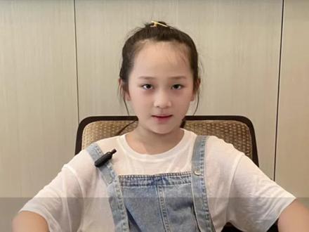 三年级上册古诗九首 《所见》
清.袁枚
牧童骑黄牛,歌声振林樾。
意欲捕鸣蝉,忽然闭口立。
《山行》
唐.杜牧
远上寒山石径斜,白云生处有人家。
停车坐爱枫林晚,霜叶红于二月花。
《望天门山》
唐.李白
天门中断楚江开,碧水东流至此回。
两岸青山相对出,孤帆一片日边来。
《望洞庭》
唐.刘禹锡
湖光秋月两相和,潭面无风镜未磨。
遥望洞庭山水翠,白银盘里一青螺。
《夜书所见》
宋.叶绍翁
萧萧梧叶送寒声,江上秋风动客情。
知有儿童挑促织,夜深篱落一灯明。
《早发白帝城》
唐李白
朝辞白帝彩云间,千里江陵一日还。
两岸猿声啼不住,轻舟已过万重山。
《饮湖上初晴后雨》
宋.苏轼
水光潋滟晴方好,山色空蒙雨亦奇。
欲把西湖比西子,淡妆浓抹总相宜。#诗词 #每天一首古诗词 #中华好诗词 #朗诵 #儿童背古诗