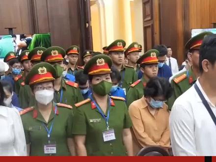 #人物故事 柬埔寨劫囚女子劫囚过程及处理结果全揭秘
2025年11月18日上午,柬埔寨柴桢省初级法院发生一起震惊社会的武装劫囚事件。一名越南籍女子阮氏香(化名)精心策划并主导了此次行动。她提前伪装成囚犯亲属,头戴黑色棒球帽、身着黑衣,背着小挎包,在法院内等候押解车。当载有6名越南籍囚犯的车辆驶入后,一名囚犯下车后疑似解开手铐,径直走向她。阮氏香迅速从上衣腹间掏出一把短枪递给该囚犯,男子接过枪后立即向警员开枪射击,随后牵着阮氏香的手,与另外5名囚犯一同冲出法院大门,登上事先停靠在外的黑色雷克萨斯轿车逃离现场。整个劫囚过程不足一分钟,行动迅速且经过周密策划,车辆布置、递枪时机和逃逸路线都展现出高度组织性。
事件发生后,柬埔寨警方与宪兵联合部队立即启动紧急追捕机制。警方通过迅速反应和缜密布控,在檖蝶县成功拦截涉案车辆,当场抓获1名试图逃逸的罪犯。随后,联合执法人员继续展开搜捕,锁定逃犯藏匿地点后,包围了他们藏匿的村庄。经过激烈交火,至18日18时40分,包括阮氏香在内的全部7名涉案人员被成功抓获。
目前,所有涉案人员已被羁押,案件正在由执法部门进一步深入调查,以查清枪支来源及所有涉案细节。阮氏香因涉嫌协助劫狱,且与跨境犯罪网络有关,将面临严厉的法律制裁。此次事件也暴露出柬埔寨法院安保存在的漏洞,引发公众和民间团体批评,政府已临时关闭法院周边道路,增派治安部队,并启动全国监狱安保审查。