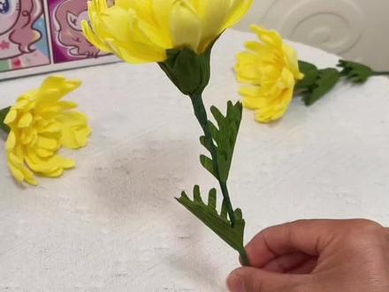 清明节到了,用皱纹纸做一束手工菊花祭奠先祖,缅怀先烈吧! 简单又有仪式感!一起动手试试吧!#清明节手工 #清明节手工花 #菊花 #清明节缅怀先烈 #手工花制作
