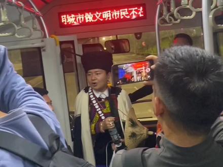 从北校区参加完活动回来的公交车上,彝学院学子的一首《阿依阿芝》和《弟弟的眼眸》#氛围感 #少数民族风情