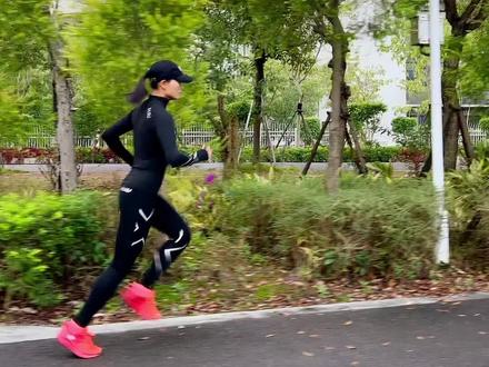 跑步知识分享|第43集|四个训练法,帮助你提升你的跑步速度:1、每周要有一次长距离慢跑,至少16公里左右2、跑每周要有一次间歇跑。也就是400米600米或800米1000米为一组的快跑,组间休息时间为一比一;3、每周要有一次混氧跑,也就是有氧慢跑与无氧快跑结合;4、每周至少要有一次力量训练,增强腰腹核心及臀腿肌肉力量@抖音小助手