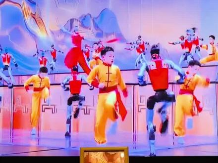 2026年春节联欢晚会:
2026年中央广播电视总台春节联欢晚会于2026年2月16日(除夕)20:00正式播出。本届晚会的主题为“骐骥驰骋 势不可挡”,以马年为背景,寓意在“十五五”开局之年昂扬奋进。吉祥物为“骐骐”、“骥骥”、“驰驰”、“骋骋”。晚会在北京设主会场,并与黑龙江哈尔滨、浙江义乌、安徽合肥、四川宜宾四个分会场联动直播。
此外,需要注意的是,北京广播电视台也会在大年初一(2026年2月17日)19:30播出《2026年北京广播电视台春节联欢晚会》,其主题为“春风得意马蹄吉”,这是一场地方性的春晚,与央视春晚是两个独立的节目春节联欢晚会,通常简称为“春晚”,是每年农历除夕夜由中央广播电视总台举办的大型综合性文艺晚会,已成为全球华人共同的文化盛宴和除夕夜的“文化年夜饭”。
春晚自1983年正式创办以来,已发展成为全球收视率最高的文艺晚会之一,其核心定位是“团结、欢乐、祥和”,承载着中国人对团圆的期盼和对美好生活的期许。晚会通过电视、广播、网络等全媒体平台同步直播,覆盖全球华人华侨。
春晚的主要特点包括:
全民性与文化符号:春晚超越了单纯的文艺表演,成为传承中华优秀传统文化、记录时代变迁的重要载体,是除夕夜家人围坐的情感纽带。
“欢乐吉祥、喜气洋洋”的总基调:近年来的春晚始终围绕这一主题,通过歌曲、舞蹈、相声、小品、戏曲、武术等多种艺术形式,传递温暖、希望与奋进的力量官网。
“思想+艺术+技术”的融合创新:春晚不断融入前沿科技,如XR(扩展现实)、AR(增强现实)、8K超高清、三维菁彩声等,打造沉浸式视听体验,同时坚持扎根现实生活,展现“烟火气”与人民性。
主会场与分会场联动:晚会通常在北京设主会场,并在全国选取具有代表性的城市设立分会场,共同展现中国各地的文化特色与时代风貌。例如,2026年春晚的分会场设在哈尔滨、义乌、合肥和宜宾。 #春节联欢晚会 #记录身边的美好 #和时光乐在一起