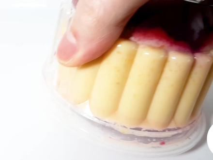 忘了吃的草莓布丁,13天后只剩一层绿霉?里面竟然还没烂! #热点 #热门 #科普 #布丁