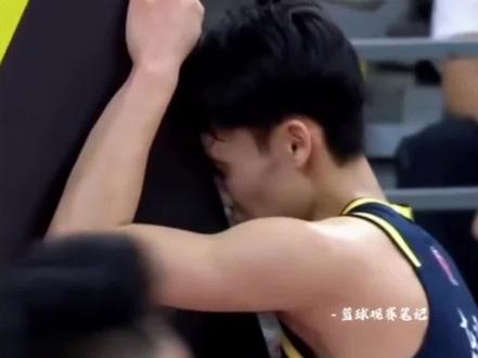 徐杰落泪,胡明轩暖心安慰,广东主场失利引热议 #徐杰 #胡明轩 #广东男篮 #cba