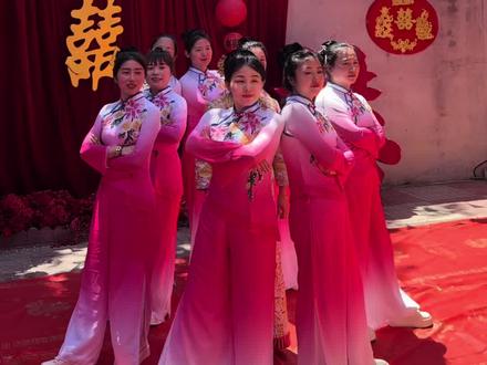 #新娘舞蹈 南家庄最美新娘,小舞蹈摇摆起来 #谁家大美人 #新婚快乐