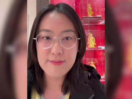 短短几日之内,国际金价狂飙。1月28日,伦敦金现货价格接连突破5200、5300、5400美元/盎司关口,1月29日又达到5500美元/盎司以上的历史性高位。在金价追高的催化下,居民再度燃起购金热情。与黄金首饰相比,投资金条更受欢迎,据财新了解,北京不少银行、金店的库存紧张,甚至小克重投资金条早已被一扫而空。