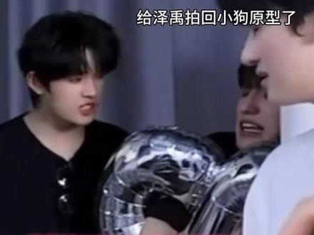 回复 @:則岛禮猫、的评论 表面上一米八成男模样 实际是春藤幼儿园小朋友做派 好幼稚好喜欢好纯情好可爱 #极禹