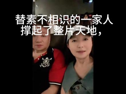 直接哭到散场还缓不过来😭 2026年5月22日,我们结婚四十周年这天,被董先生带去看《给阿嬷的情书》,
直接哭到散场还缓不过来😭
这是一部讲述“侨批”故事的电影,
一封封跨越山海的家书,藏着潮汕侨乡最动人的情义。
在我和先生心中,这更是当下影视圈里十分难得、少见的优秀影片。
上世纪,潮汕阿公为了养家糊口,独自远走南洋谋生,
却在异乡意外客死他乡。
当时,阿嬷正带着三个年幼的孩子,守着空落落的家,
一家人全靠着远方丈夫的书信和汇款维持生计、支撑生活。
客栈里善良的南枝姐,得知噩耗后满心不忍,
她不愿阿嬷和三个年幼的孩子失去精神寄托与生活希望,
便默默冒用阿公的名字,一封封写出家书,一笔笔寄去生活费,
这份善意整整延续了十八年,从未间断。
她用一个温柔的谎言,替素不相识的一家人撑起了整片天地,
让阿嬷和孩子们始终以为,远方的亲人一直陪伴左右。
这哪里是一封情书啊,
是跨越山海的善意,是十八年不为人知的坚守,
是平凡人骨子里最纯粹的真诚与温柔!
影片没有跌宕浮夸的剧情,只用最质朴的故事,
道尽了人间信义、善良与大爱,格外打动人心。
我和董先生坐在影院里,握着彼此的手,
突然觉得我们四十年的相守,也像一场平凡的“侨批”:
没有轰轰烈烈,却用日复一日的陪伴,写满了责任与温柔。
谢谢董先生,四十年如一日的守护,
也谢谢这部难得的好电影,让我在红宝石婚这天,更懂了善良与坚守的意义。
愿我们的婚姻,也能像这份跨越半生的情义一样,
长长久久,温暖如初。✨
#结婚四十周年 #给阿嬷的情书 #被这部电影戳中泪点 #侨批故事 #人间自有真情在