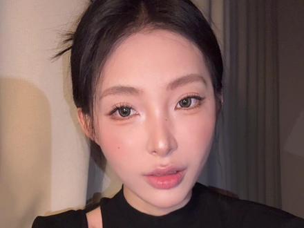 男女对待感情的差别其实真的很大
男人爱你的时候会把所有的耐心都给你,会无限的宽容你
但女生一旦开始无限宽容你,收起了计较和脾气,那不是懂事,是她已经不爱你了
她的情绪稳定根本不是什么成熟
只是在对你慢慢脱敏,你的事,再也激不起她任何波澜
毕竟真正爱你的时候,她连你回消息慢了都会炸毛
不爱了,你就算跟别人跑了,她都懒得看一眼
你以为她懂事了,其实是在心里给你判了死刑,悄悄放弃你~#内容过于真实 #情感共鸣 #女性智慧 #恋爱