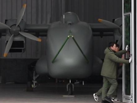 全球首款混合动力无人运输机彩虹YH-1000S首飞成功,首次挂载源自新能源汽车领域的并联式混合动力总成。(总台中国之声记者 张棉棉)