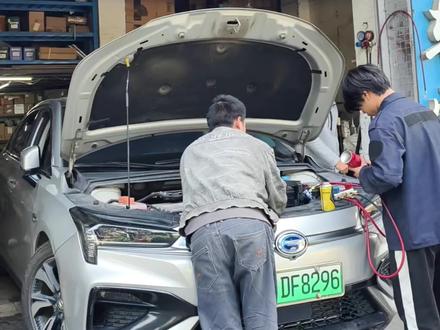 广州专业汽车空调维修,埃安蒸发器漏,拆仪表台换蒸发器,工作量很大,我们可以做到拆装好螺丝不多不少没有异响!#埃安更换蒸发器 #埃安空调不凉 #埃安漏雪种 #埃安空调维修 #埃安拆仪表台