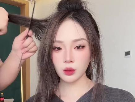 瑶瑶刚刚直播在直播间受委屈了,龙队和妹妹立马站出来维护,并表明不管瑶瑶做什么决定,龙队都支持,并且是她坚强的后盾……