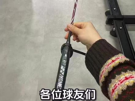 你提到的“尤尼克斯AX100g”,通常指的是Yonex Astrox 100 Game羽毛球拍。这是天斧系列中一款面向大众的进阶球拍,继承了旗舰款100ZZ的涂装风格,但手感更友好。
它的核心参数如下:
· 型号代码:AX100G
· 球拍类型:进阶/中级,适合入门进阶或追求手感的球友。
· 重量:3U (约88g) / 4U (约83g) 。
· 中杆硬度:中等 。
· 推荐磅数:3U 21-29 lbs,4U 20-28 lbs 。
· 主要材质:高弹性碳素、钨、Nanomesh Neo等。
这款球拍运用了多项Yonex科技来提升击球体验:
· AERO+BOX框形:结合了破风框的速度和盒式框的稳定,挥拍快且击球扎实。
· ENERGY BOOST CAP:新型锥盖让中杆更易弯曲,减少晃动,提升控球。
· ISOMETRIC方型拍头:扩大甜区,即使非甜区击球也能保持足够威力。
· Rotational Generator System:旋转发力学系统,优化重量分布,便于连续进攻。
总的来说,AX100G是一支对新手和中级选手非常友好的进攻型球拍。它不像100ZZ那样难上手,中杆硬度适中,借助钨元素加持,杀球能感受到一定的头重感借力,容错率也高。喜欢安赛龙但怕打不动顶级拍,或者喜欢天斧系列手感的朋友,都可以考虑它。
如果你对购买渠道、穿线选择有疑问,或者想了解它和高端款100ZZ的具体区别,随时都可以问我。#尤尼克斯 #羽毛球拍#羽毛球#