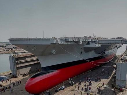福特号重返大洋!详解10万吨巨兽如何进行地狱级大修 🚢 #军事 #航空母舰 #福特号 #硬核军武 #大国重器
130亿美元造的“地表最强”福特号,竟然被一个轴承搞到瘫痪!在干船坞闭关15个月,抽干3.7亿升海水。美军急疯了,西太平洋和中东到处是窟窿,它却在家里“修零件”。到底是技术领先还是步子太大扯到了胯?你觉得这130亿花得冤不冤?评论区见!