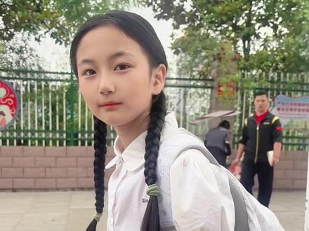 送娃上学 今天花了十分钟时间,给糖果扎了俩个麻花辫。#学生时代 #女孩#上学 #送娃上学日常 #骗你生女儿