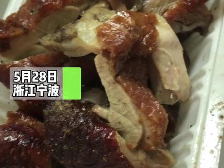 市场买的烤鸭,微波炉加热一分钟后出“惊喜”了🤮#烤鸭 #虫子