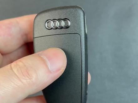 奥迪汽车钥匙拆卸更换电池教程。#奥迪汽车钥匙更换电池教程#奥迪Q3钥匙换电池#奥迪汽车钥匙电池更换#汽车钥匙更换电池#奥迪汽车钥匙更换电池无损伤版本教程