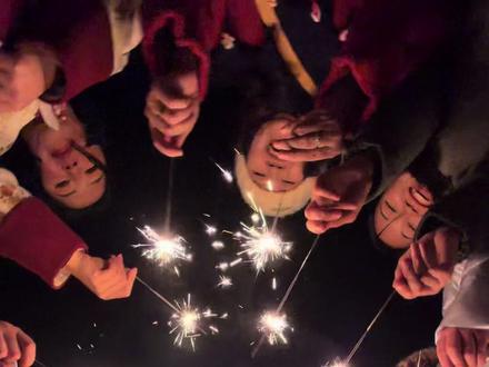 过年就这样拍,仙女棒就这样拍,群像氛围感直接封神!快叫上好朋友一起拍吧!#那些年那些人 #仙女棒 #2026 #氛围感 #用抖音记录人生