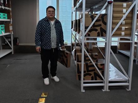 拯救者Y9000P:开箱验机 拆机加装硬盘 避坑指南详细教程 Ultra9 275HX RTX5060 专业超竞屏OLED
感谢 四川 绵阳 范老板的信任支持
CPU:Ultra9 275HX 24核心 24线程 140W性能释放
显卡:RTX5060 8G 显存 115W满功耗
内存:标配 镁光 32GB DDR5 6400MHz(16GB+16GB双通道)
硬盘:标配 长江 PCIE4.0 1TB固态硬盘【为老板加装1TB西数SN7100 升级为2TB】
网卡:8922AE WiFi 7
屏幕:三星,16英寸,专业超竞屏OLED,240Hz高刷,2560x1600分辨率,100%DCI-P3
保全新机器,保安全下车!(直播间操作,呈现加装、验机、过程透明)
提供终身1V1技术服务支持(8-24点专业客服为您排忧解难、远程优化等)
提供终身保养服务(清灰、更换硅脂、相变、液金、导热凝胶等均不限次数)
如果您也需要视频中的专业安稳的购机服务,快来联系我们吧~~~~
@陈泽电脑评测 @陈泽电脑评测-狗雷
#拯救者 #Y9000P #拯救者y9000p #游戏笔记本电脑推荐 #笔记本电脑推荐