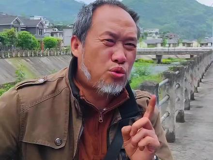 云贵川男人胆有多大?只有你想不到,没有他们做不到!首先讲开车,外地司机一进入,云贵川的盘山路,吓得打抖抖,别说开车,叫他坐车都不敢!云贵川人一脚油门下去,走你,车开得甩过去甩过来,甩得你脑壳昏!第二,云贵川男人打牌,不管你打多大,也不管自己包包头有几个钱,大小都敢上,玩的就是个心跳,他们口里经常说的一句话就是,三十晚上比三宫,初一提桶下广东!今年输了明年又干,斗的是个不服输!第三,云贵川男人打工从来不受气,老板只要敢逼逼,他们只说一句话,立马把工资给老子算了,此处不留爷,自有留爷处!第四,云贵川人是最爱国的一批人,也是最能打的一批人,你平时惹到他,他说的最多的一句话就是,老子给你一拳划了!打小短腿时,他们扛着死字旗出川抗日,伤时湿血,死后裹尸,打出了国人的精气神!可以说云贵川男人这一生,除了婆娘以外,可以说是天不怕地不怕!#云贵川渝 #云贵川渝一家人 #云贵川普通人的#四川人