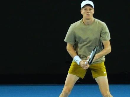 🎾辛纳网球正手慢动作--感受鞭打🎾 辛纳(Sinner)作为一名网球选手,他的正手有以下几个特点:
力量与速度:辛纳的正手击球具有非常强的爆发力和速度,他能够通过强力的正手快速压制对手,迫使对方出现失误。
旋转:他能够在正手击球中加入适当的上旋,使球在空中具有更强的控制力,并能够保持较高的落点深度,这使得对手很难进行反击。
稳定性:辛纳的正手击球技术非常扎实,动作一致性高,失误率较低,这使得他在长时间对抗中可以保持稳定输出。
多变性:辛纳能够根据场上情况调整自己的正手击球,例如增加或减少旋转、变换击球角度等,以打乱对手的节奏。
击球速度的掌控:他在击球时不仅可以打出迅猛的平击球,还能够通过控制击球速度,使球在不同的弹道上变化,增加对手判断的难度。
这些特点使辛纳的正手成为他在比赛中得分的一大利器,也让他在面对强劲对手时可以凭借强大的正手击打出高质量的回球。
#辛纳 #网球正手 #网球鞭打 #网球教学 #网球教练