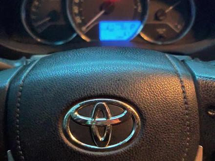 亲爱的朋友们,你们有没有遇到过这样的情况:每次倒车都小心翼翼,生怕碰到后面的障碍物,却又不知道倒车雷达的开关在哪里?别担心,今天就来给大家揭秘一下雷凌汽车的按键大揭秘——倒车雷达开关键!
雷凌的倒车雷达开关键,就在方向盘下方的P键。这个键还是相当关键的哦!很多人倒车都需要倒车雷达提醒,但是并不知道这个按键在哪里开关。现在,你们知道了吧!
倒车雷达是汽车驻车或者倒车时的安全辅助装置,能以声音或者更直观的显示告诉驾驶员周围的障碍物,减轻了驾驶员停车、倒车、启动汽车时前后左右探视带来的麻烦,帮助驾驶员消除盲区和视线模糊。雷凌倒车雷达在倒车时,利用超声波原理,安装在后保险杠上的探头发出超声波,碰到障碍物后反射声波,从而计算出车身与障碍物的实际距离,进而提示驾驶员,让停车或倒车变得更容易、更安全。
雷凌倒车雷达的主要作用是:(1)精确测量车尾与最近障碍物的距离;(2)倒车到极限距离时,能发出紧急警报声,提醒驾驶员注意刹车;(3)能反复发出声音警告,提醒行人。
所以,亲爱的朋友们,你们现在知道倒车雷达开关键在哪里了吧!下次倒车时,记得按下这个P键,让倒车雷达为你保驾护航哦!#智慧丰行家 #我的超硬核按键功能大揭秘 #我的超值座驾