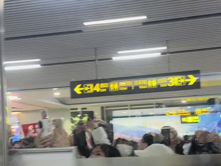 长沙机场偶遇粉丝接机,听说叫邓凯,我差点以为在打群架😂😂#随时随地记录身边事 #粉丝接机