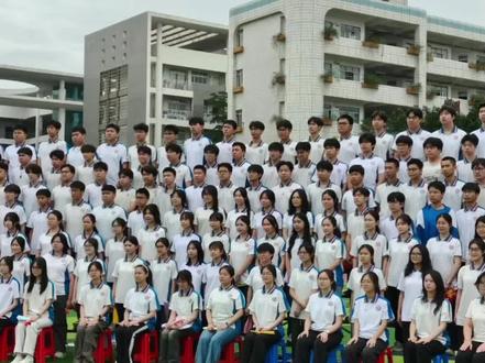#上热门高三没有下周了,下周就要高考了,高考确实很重要,它是你三年努力的答案,是你十八岁那个夏天,全力以赴完成的一件事,但它不会定义你全部的人生,无论结果如何,你都会在九月份走进一个新的地方,遇见新的人,开始一段你想象不到的故事,你会看见更大的世界,是的高三没有下周了,但你有明天,一个闪闪发亮,一个属于你的明天,加油!💪💪💪