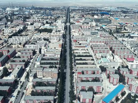 这是一个被各种视频讲述的“鬼城”,这是一个房价只有“三四千一套的资源枯竭的城市”,除了这些吸引眼球的话术,却很少提到他的过往,甘肃玉门,有句话说,哪里有石油,哪里就有玉门人,这里是中国石油工业的摇篮。#城市记录#玉门油田 #建筑之美