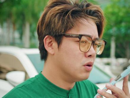 车被堵了怎么办?两招教你快速解决! 假如你的车被别的车堵住了,车主不在现场,车上也没有电话号码,应该怎么办?教你一招:通过手机上的交管12123一键挪车,并点击申请挪车,输入对方号牌,拍照并上传对方车辆信息,最后提交申请就可以了。如果这个方法行不通,直接报叔叔,只要确认对方违停,不仅会强制通知车主,还可能直接拖走!#汽车 #汽车知识 #用车技巧 #开车素质 #交警正能量