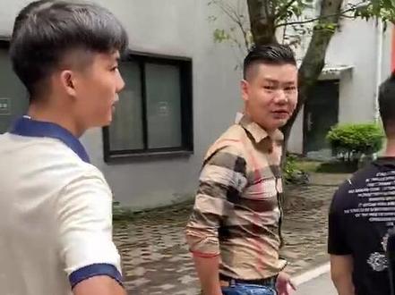 三哥驾照都没有,还在跟表哥研究迈凯轮 @爆笑三江锅 @表哥(覃进展)