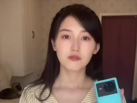 vivo手机秒变单反📸专业模式入坑指南❗️
教你们怎么用vivo手机里的专业模式拍出单反大片,全是干货‼️
1⃣️曝光补偿 2⃣️ISO感光度 3⃣️快门速度
4⃣️WB白平衡 5⃣️AF自动对焦 6⃣️水平仪
#数码街区由我造 #手机科普官 #手机设置我在行 #vivo X80#vivo手机 #手机摄影