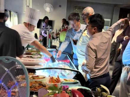 每周三蜀香园都会有海鲜节,海鲜畅吃巨爽,在非洲 尼日利亚 拉各斯 可以这么肆意的享受生活 蜀香园也是很宠我们的
现在又有变脸师傅和小姐姐民族舞蹈
人生何求啊!
蜀香园的 年轻活力满满的团队 真的太爱了