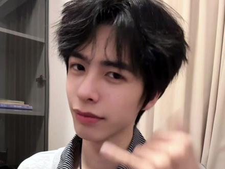 明天就要交稿了 怎么办呀~#饼干摇 #手势舞#转场 #抖音潮流玩法 #手势舞模范生