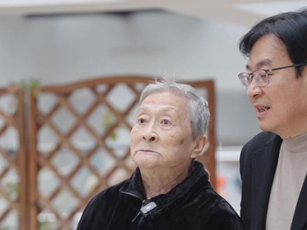 世界首例!他用超声波“重启”阿尔茨海默大脑,记忆回来了 上海瑞金医院神经外科医生孙伯民,曾认为母亲的阿尔茨海默病无法可医。直到2024年,一次为母亲治疗其他病症的手术,意外地点亮了她的认知一一她开始能认出家人,会计算,也有了情感需求。这个奇迹般的信号,促使孙伯民从去年开启了临床试验。
孙伯民团队的发现虽然仍在探索初期,却为无数家庭带来了不同的希望----医学的突破,往往始于对一次"意外"的珍视与追问。#健康 #医学 #阿尔茨海默 #大脑 #人物