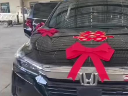 农村婚礼习俗中最精彩最好玩的就是脸上互相抹锅底灰,抹黑脸越黑越好🧟🧟
㊗️小叔新婚快乐,百年好合👩❤️👨早生贵子👶#你们那里有这样的习俗吗